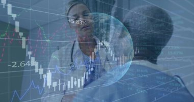 Klinikteki hasta verilerini steteskop ve grafik örtüsüyle inceleyen olgun kadın doktorları inceliyorum. Sağlık, tanı, veri görselleştirme, tıbbi araştırma, profesyonel, tıbbi teknoloji, analiz