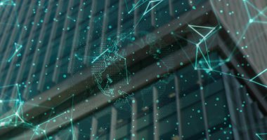 Sanal ağ, ofis kulesi cephesinin üzerinde kablo küresi ve veri noktalarıyla asılı duruyor. Gelecekçi, teknoloji, kentsel, mimari, soyut, dijital, bağlantı