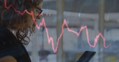 Elinde tablet olan ve kırmızı grafiği analiz eden koyu renk ceketli bir iş kadını ofisinde, kopyalama alanında. Şirket, veri, yatırım, analitik, teknoloji, profesyonel, modern