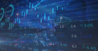 Şehir yolu üzerinde geceleri grafik çubukları ve grafiklerle finansal kaplama izleme fiyatları gösteriliyor. Kentsel, gece hayatı, teknoloji, veri görselleştirme, parıltı, modern, dinamik