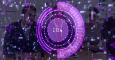 İncelenen veriler, toplantı masasında mor HUD kaplamalı ve tabletli takım elbiseler giyen paneller. Kurumsal, analitik, teknoloji, yenilik, profesyonel, strateji, dijital