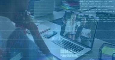 Ofis masasında dizüstü bilgisayarlı akıllı not defteriyle kafasını destekleyen orta yaşlı bir adam dinleniyor. İşbirliği, takım çalışması, iletişim, dijital, profesyonel, üretkenlik, modern