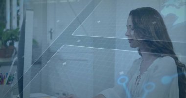 Ofiste çalışan bir ofis çalışanı bluz giyerek ekranda, klavyeyle, fotokopi alanıyla üst üste biniyor. Profesyonel, teknoloji, modern, dijital, yenilik, çalışma alanı, üretkenlik