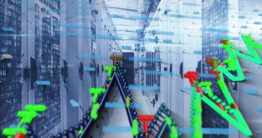 Sunucu rafları, veri merkezi koridorunu ikili kod panelleriyle kaplıyor, yüzen üç boyutlu örtüler. Teknoloji, veri, siber güvenlik, yenilik, sanayi, fütüristik, dijital