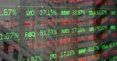 Ticaret odasındaki cam panelin üzerinde semboller, yüzdeler ve monitörlerle saat kaplaması gösteriliyor. Finans, ticaret, teknoloji, yatırım, veri görselleştirme, kurumsal, modern