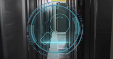 Sunucu koridoru boyunca büyüteç simgesiyle HUD grafiği yansıtılıyor, raflar, zemin panelleri var. Gelecekçi, teknoloji, dijital, veri, siber güvenlik, sanayi, ağ