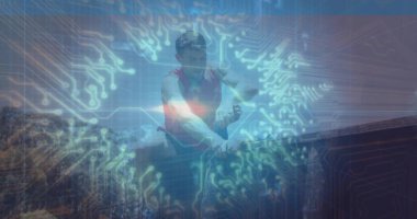 Yaslı adam ormanda korkulukların üzerine kırmızı bluz giyiyordu. Fitness takip cihazı ve devre kaplamalarıyla. Macera, sağlık, canlılık, açık hava, bağlantı, teknoloji, doğa