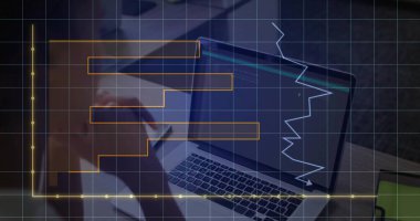 Dizüstü bilgisayar kodunu inceleyen eğik geliştirici, kağıt ve şebeke kaplamalı çizelge, kopyalama alanı. Teknoloji, yenilik, üretkenlik, modern, analitik, dijital, çalışma alanı