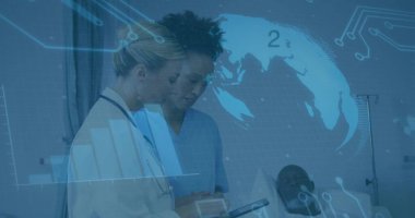 Hasta verilerini inceliyorum, beyaz önlüklü doktor ve hastane odasında tablet kullanan hemşire. Tıbbi, sağlık, klinik, profesyonel, hasta, teşhis, tedavi