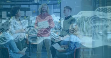 Açık ofiste dizüstü bilgisayar ve el yazısı ile fikir alışverişinde bulunan beş iş arkadaşı. Takım çalışması, beyin fırtınası, iletişim, yenilik, dijital, profesyonel, modern