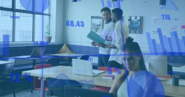 Çalışma masasındaki yeşil klasörü analiz eden iki erkek meslektaşın iş verilerini tartışıyorlar. İşbirliği, takım çalışması, modern, çalışma alanı, analiz, profesyonel, üretkenlik