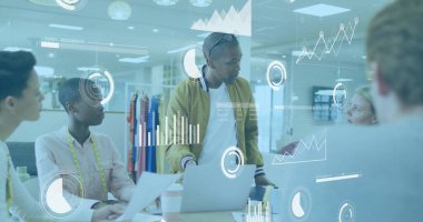 Hardal bombardıman uçağı atölyesinde dizüstü bilgisayarı, bant, giysi rafı ve veri örtüsü olan bir adam sunar. İşbirliği, takım çalışması, yenilik, yaratıcı, modern, profesyonel, analiz