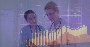 Önlük ve laboratuvar önlüğü giymiş iki personel klinikteki holografik çizelgeleri inceliyor, klasör ve stetoskopla birlikte. Tıbbi, sağlık, veri, analitik, işbirliği, yenilik, dijital