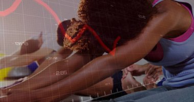 Yoga katılımcıları spor salonundaki minderlerin üzerine eğilerek ızgara kaplama yapıyorlar. Farkındalık, esneklik, sağIık, aktif giyim, biyomekanik, projeksiyon, genişleme