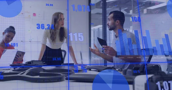 Teknoloji laboratuarındaki tabletlerdeki İHA şasesini veri kaplamalarıyla birlikte inceleyen mühendislik ekibi. Yenilik, takım çalışması, teknoloji, analitik, mühendislik, işbirliği, çalışma alanı