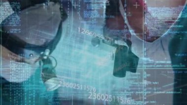 Cerrahın farları aktive etmesi kod parçalarını başlatması, 3 boyutlu küpü döndürmesi cerrahi doğruluğu artırıyor. Tıbbi, yenilik, teknoloji, kesinlik, hastane, sağlık, fütüristik