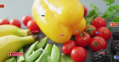 Sayısal simgeler kenarlardan süzülüyor. Üretkenler yanıp sönüyor. Sonra da bağlanmak için ekran dışı kayboluyor. Taze üretim, dijital arayüz, sosyal medya, gıda düzenlemesi, teknoloji, minimalist, modern