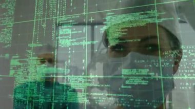 Holografik kod, kadın doktor olarak cerrahi analiz, ölçümler, iş arkadaşı gözlemleri. Teknoloji, yenilik, sağlık, dijital, kesinlik, işbirliği, modern