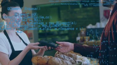 Beyaz adamın kredi kartıyla ödeme yapması üzerine veri işleme animasyonu. küresel perakende, teknoloji ve veri işleme kavramı dijital olarak oluşturulmuş video.