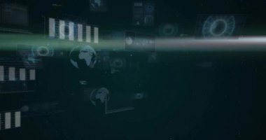 Neon-yeşil ışın karanlık alanı süpürüyor, verileri gösteren kayan holografik panelleri vurguluyor. Teknoloji, yenilik, fütürizm, veri görselleştirme, dijital arayüz, siber, analitik