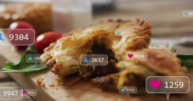 Güvertede el pastası üzerinde takip baloncukları beliriyor, simgeler çoğalıyor ve azalıyor. Gıda, sosyal medya, dijital katılım, rustik, el yapımı, gurme, pazarlama