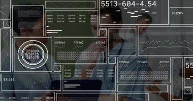 Klinik ikilisi, gösterge paneli üzerindeki tablet verilerini analiz ediyor ve hasta ölçümlerini gözden geçirmek için bisiklete yüklüyor. Tıbbi, sağlık, teknoloji, ilerleme, takım çalışması, profesyonel, yenilik