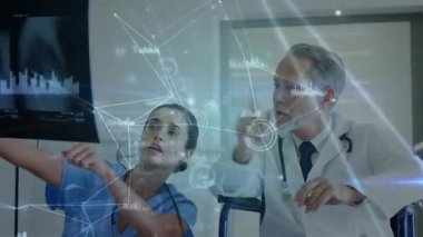 Hemşire tıbbı tıkırdatıyor, holografik düğümler gösteriyor, verileri gözden geçiriyor, jestleri takip eden doktorlar. Sağlık, işbirliği, yenilik, teknoloji, danışmanlık, tıbbi, analiz