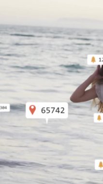 Denizde kürek çeken gülümseyen bir kadınla ilgili sosyal medya bildirimleri. Sosyal medya ve küresel iletişim arayüzü teknolojisi kavramı dijital olarak oluşturulmuş video.