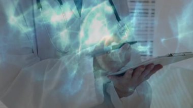 Mavi kaplama parıltısında durup şebekeyi takip eden ellerle çizelgeyi güncelleyen kadın doktor. Tıbbi, teknoloji, yenilik, sağlık, dijital, fütüristik, profesyonel