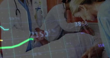 Sağlık ekibi ambu ve doktor muayenesi yapılırken hastayı canlandırıyor. Hemşire damar yolunu ayarlıyor. Tıbbi, profesyonellik, klinik, tanı, takım çalışması, yenilik, modern