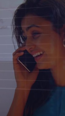 Çoklu grafik animasyonu, akıllı telefondan konuşan gülümseyen kadının ticaret tahtası. Dijital bileşik, çoklu pozlama, rapor, iş dünyası, borsa ve teknoloji kavramı.