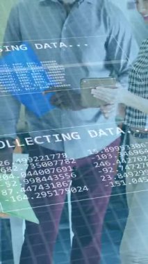 Ofisteki çeşitli iş adamları üzerinde finansal veri işleme animasyonu. Küresel tıp sağlık ve teknoloji konsepti dijital olarak üretilen video.