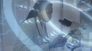 Bilim adamı tableti tıklatıyor, AR örtüsünü başlatıyor ve mikroskobu araştırma için inceliyor. Yenilik, biyoteknoloji, fütüristik, kesinlik, deney, dijital, analitik