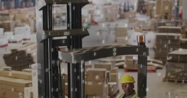 Lojistik koordinatörü dizüstü bilgisayarda ve forklift operatöründe çatalları kontrol ve kaldırma verilerini gösteriyor. Sanayi, otomasyon, verimlilik, verimlilik, teknoloji, imalat, depo