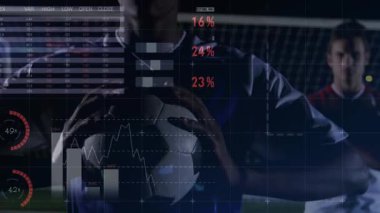 Futbolcu topu göğsünde tutuyor spor teknolojisi verileri performans için kayboluyor. Atletik, takım çalışması, dijital, yenilik, stadyum, rekabet, hareket