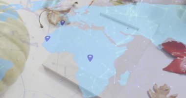 Mavi harita lobutlarında kaybolan ve küresel ağ çizgilerinde görünen ve titreşimler geri çekilen, bloknotlarda kaybolan. Coğrafya, iletişim, bağlantı, yenilik, dijital, teknoloji, planlama