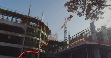 İskelede turuncu grafik yükselirken, bölge üzerinde dalgalanan çizgiler pazar büyümesini temsil ediyor. İnşaat, altyapı, sanayi, mühendislik, kentsel, mimari, geliştirme