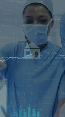 Kafkas kadın anestezi uzmanı üzerinde akıllı telefon kullanılarak DNA döndürme animasyonu. Küresel araştırma teknolojisi ve dijital veri ağı konsepti dijital olarak oluşturulmuş video.