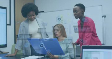 Mavi tableti tıklatan takım iş planlama için yüzen panelleri başlatırken haritalara işaret ediyor. İşbirliği, yenilik, veri görselleştirme, profesyonel, teknoloji, takım çalışması, analitik