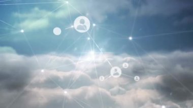 Gökyüzü ve bulutlar üzerinde insanlarla olan bağlantı ağının animasyonu. küresel ağlar, bağlantılar ve dijital arayüz konsepti dijital olarak oluşturulmuş video.