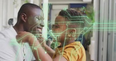 Çocuk kollarını kaldırıyor, baba oğlunu kucaklıyor ve yeşil dijital bağ güçlendiriyor. Aile, şefkat, bağlanma, dijital, holografik, sıcaklık, bağlantı