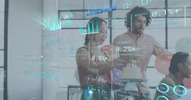 Çinli bir kadın, üç boyutlu finansal tablolar üretirken iş arkadaşına pasta taşıyor. Kutlama, takım çalışması, yenilik, fütüristik, kurumsal, işbirliği, şenlik