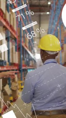 Depodaki çeşitli işçiler üzerinde finansal veri işleme animasyonu. Küresel gönderim, dağıtım, finans ve dijital arayüz kavramı dijital olarak oluşturulmuş video.