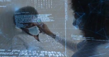 Hemşire, kızıl ötesi termometreyle hastayı tarıyor. Sağlık taraması için gereken kodu gösteriyor. Tıbbi, teknoloji, değerlendirme, dijital, profesyonel, klinik, veri