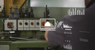 Teknisyen kadranı makinede döndürüyor ve stop tuşuna basıyor, veri örtülerinin genişlemesine ve azalmasına neden oluyor. Endüstriyel, imalat, otomasyon, veri görselleştirme, kontrol paneli, makine, mühendislik