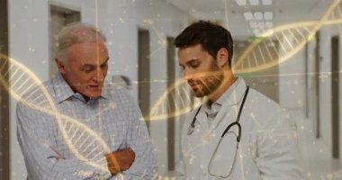 Doktor tableti tıklatıyor ve hastaya güven verirken sürüklenen sarmalla DNA verilerini açıklıyor. Tıbbi, sağlık, teknoloji, teşhis, iletişim, profesyonellik, klinik