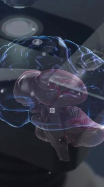 Laboratuvar mikroskobuyla insan beyninin dönmesi ve veri işleme animasyonu. Dijital olarak üretilen bilim, araştırma ve laboratuvar konsepti.