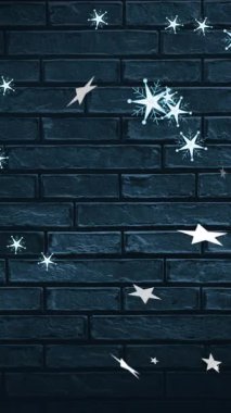 Yılbaşı kar tanelerinin ve yıldızların siyah tuğla arka planda düşüşünün animasyonu. Noel, gelenek ve kutlama konsepti dijital olarak oluşturuldu.