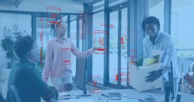 Takımın yeni üyesi ofise giriyor. Kutu taşıyor, el sıkışıyor ve fabrika kişiselleştirme masasını açıyor. İşbirliği, çeşitlilik, profesyonel, girişim, çalışma alanı, modern, takım çalışması