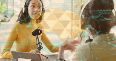 Podcast sunucusu bilgisayara bağlanıyor ve mikrofona konuşuyor, teknolojik kaplamaları açıyor ve yardımcı sunucu girişini davet ediyor. Profesyonel, yayın, işbirliği, dijital, yenilik, iletişim, stüdyo